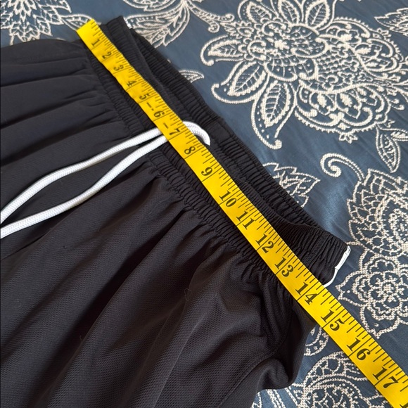Men's NIKE Black Athletic Shorts- L - Picture 2 of 5